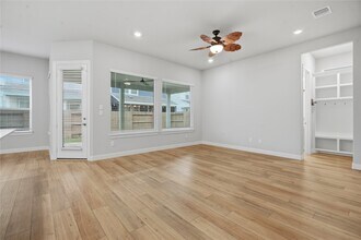 719 Sandy Bay Ln in Clear Lake Shores, TX - Foto de edificio - Building Photo