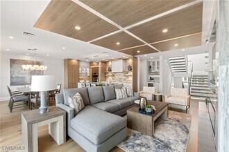 121 Barefoot Cir in Bonita Springs, FL - Building Photo - Building Photo