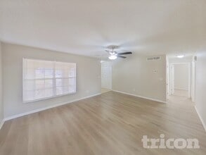 1002 Saxon Ct in Brandon, FL - Building Photo - Building Photo