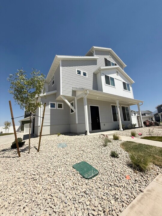 123 E Porch St in Saratoga Springs, UT - Building Photo