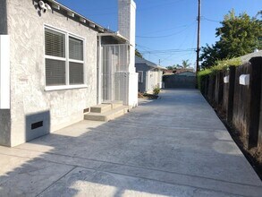 11216 Tiara St, Unit 020 in Los Angeles, CA - Building Photo - Building Photo