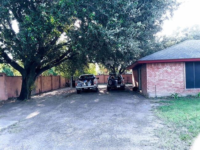 6301 Well Spring Rd, Unit 1 in McAllen, TX - Foto de edificio - Building Photo