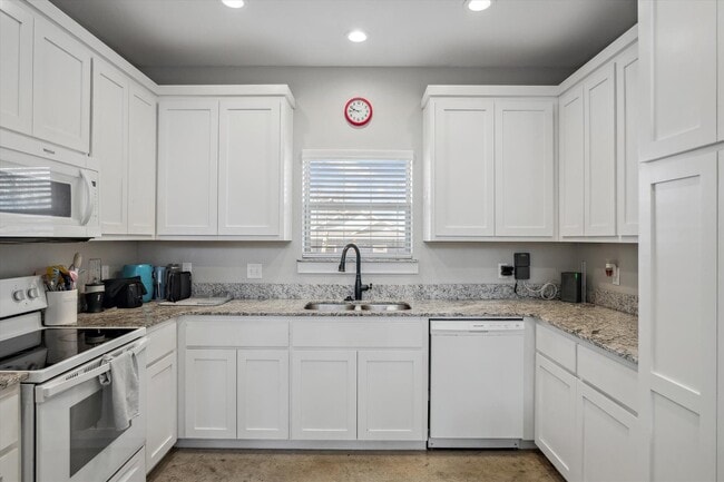 709 Maple St in Commerce, TX - Foto de edificio - Building Photo
