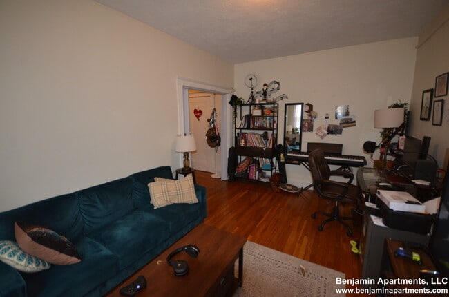 1860 Commonwealth Ave, Unit 9 in Boston, MA - Building Photo - Building Photo