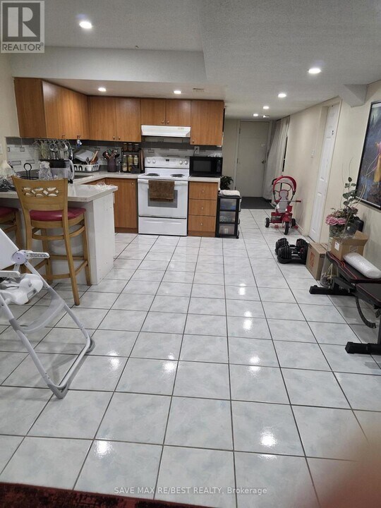 132 Mountainberry Rd in Brampton, ON - Building Photo