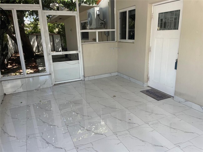 638 SW 10th St in Hallandale Beach, FL - Foto de edificio - Building Photo