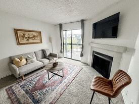 1071 Clayton Ln in Austin, TX - Building Photo