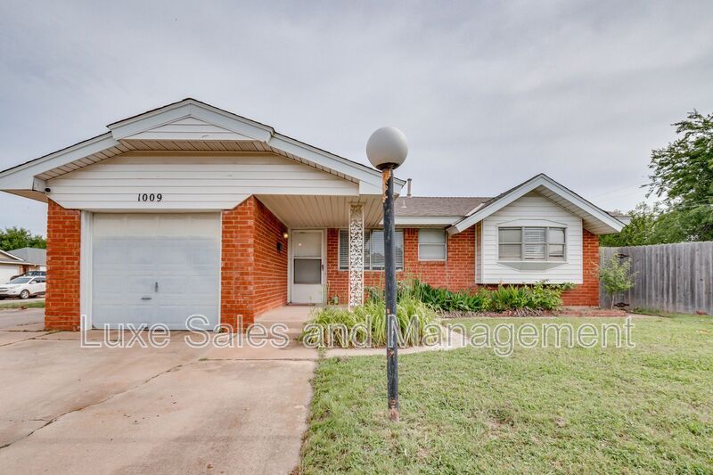 1009 NW 12th St in Moore, OK - Building Photo