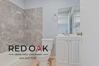 2448 N Eastern Ave, Unit 209 in Los Angeles, CA - Foto de edificio - Building Photo