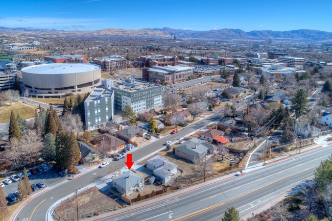 1585 Hillside Dr, Unit B in Reno, NV - Building Photo - Building Photo