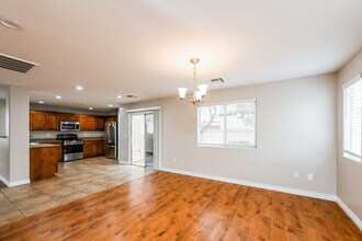 5714 Old Colony Dr in Las Vegas, NV - Foto de edificio - Building Photo