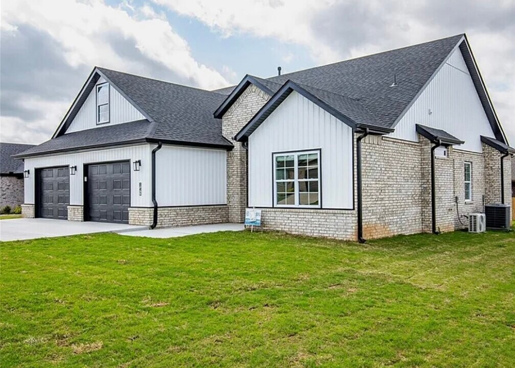 841 Round Top St in Prairie Grove, AR - Building Photo