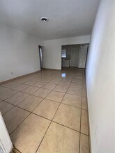 890 NW 39th St in Oakland Park, FL - Building Photo - Building Photo
