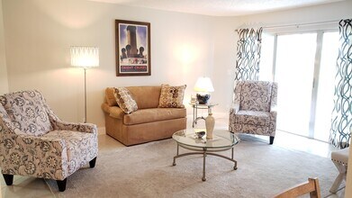 3755 Via Poinciana in Greenacres, FL - Foto de edificio - Building Photo