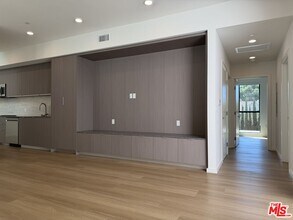 5119 Colfax Ave in Los Angeles, CA - Foto de edificio - Building Photo