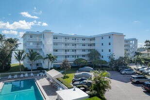 Landings South in North Palm Beach, FL - Building Photo