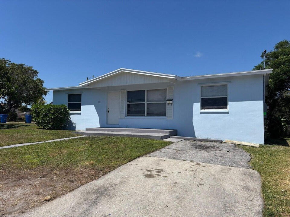 1100 W 25th St in West Palm Beach, FL - Building Photo