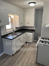 8014 E 2nd St in Tulsa, OK - Foto de edificio - Building Photo