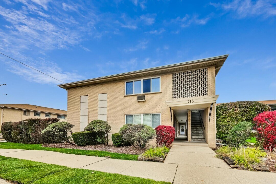 715 Busse Hwy in Park Ridge, IL - Building Photo