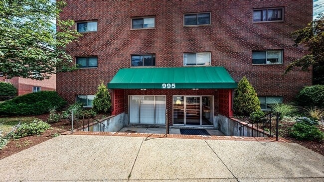 995 Massachusetts Ave in Arlington, MA - Building Photo - Building Photo