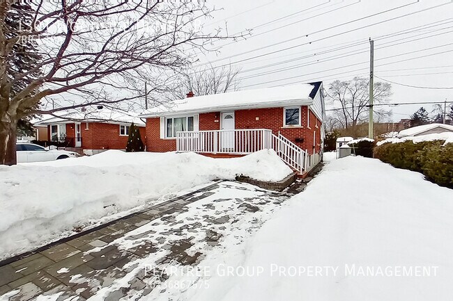 1301 Woodside Dr in Ottawa, ON - Building Photo - Building Photo
