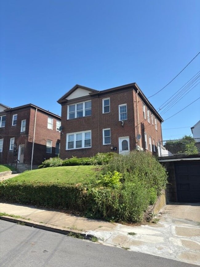 2709 Pyramid Ave in Brentwood, PA - Foto de edificio - Building Photo