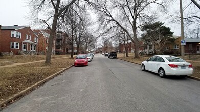 6633 Alamo Avenue, Unit 2W in Clayton, MO - Foto de edificio - Building Photo