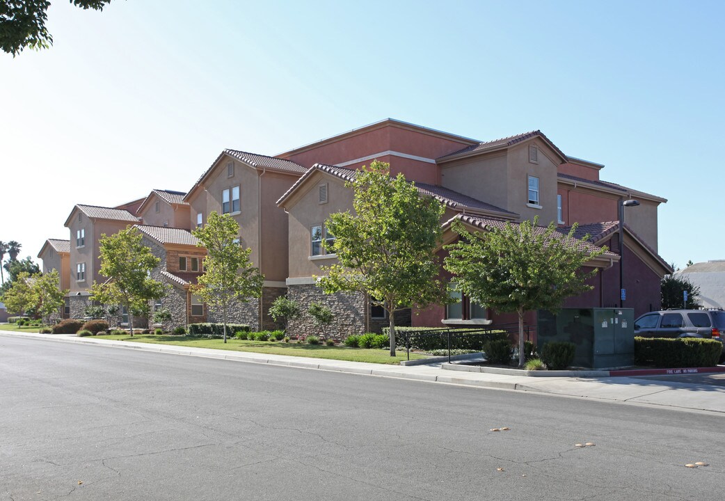Tracy Place Senior Apartments in Tracy, CA - Foto de edificio