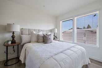 385 SE Reed Market Rd in Bend, OR - Foto de edificio - Building Photo