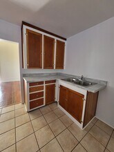 2166 Kearney Ave, Unit Victorian Duplex in San Diego, CA - Foto de edificio - Building Photo