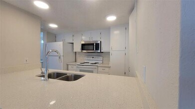 4615 Country Creek Dr in Dallas, TX - Building Photo - Building Photo