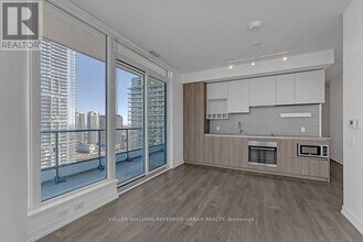 950-6950 Portage Pkwy in Vaughan, ON - Building Photo - Building Photo