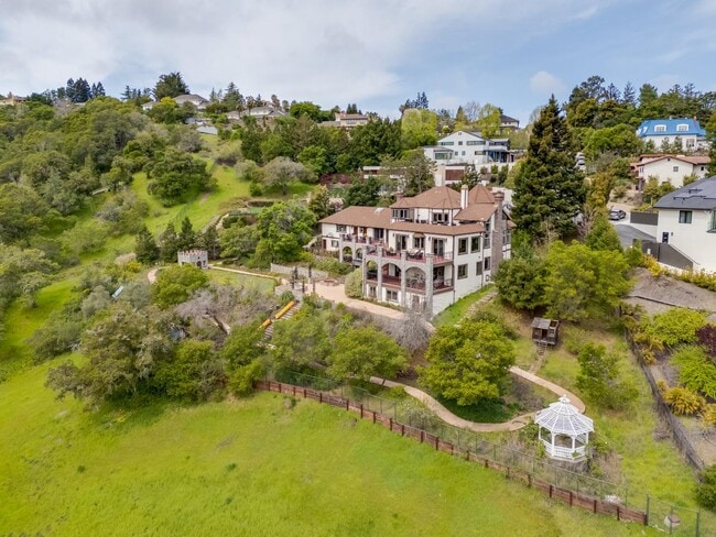 40 Cinnamon Ct in Hillsborough, CA - Foto de edificio - Building Photo