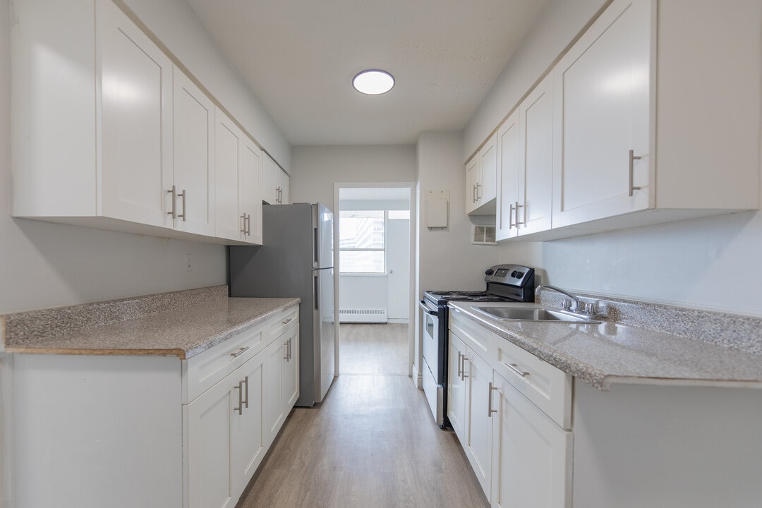 Centennial Towers in Toronto, ON - Building Photo