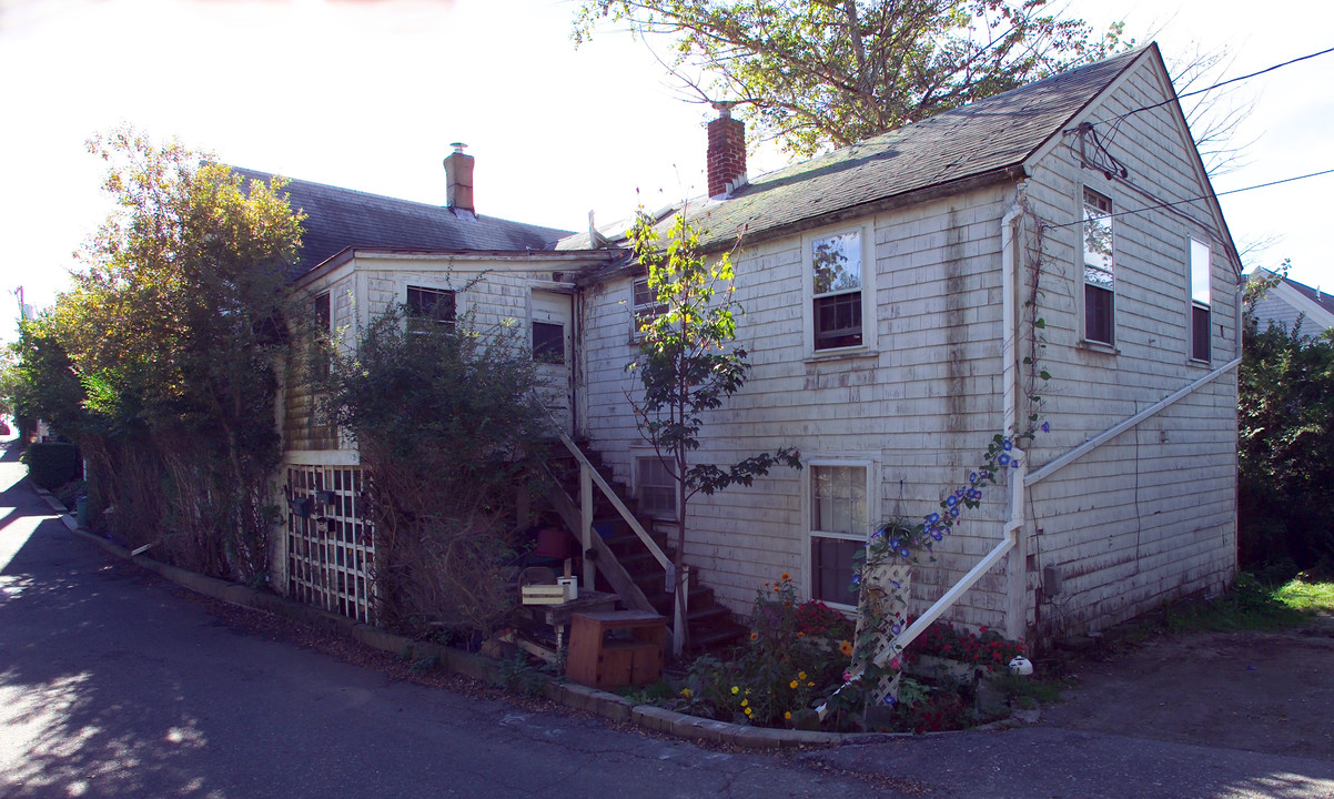 28 Cottage St in Provincetown, MA - Building Photo