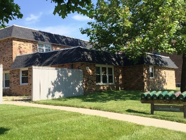 203 S Regency Dr in Bloomington, IL - Building Photo