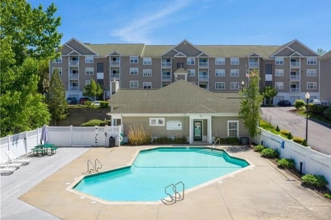 104 Mill St in Woonsocket, RI - Foto de edificio - Building Photo