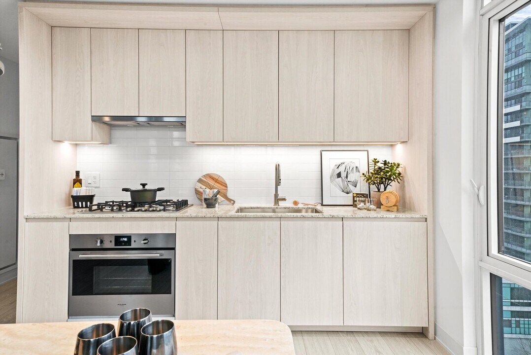 310 N Halsted St, Unit 1011 in Chicago, IL - Building Photo