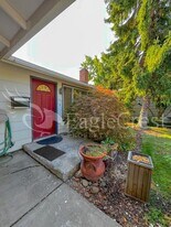 203-205 S Elizabeth St in Milton-Freewater, OR - Building Photo