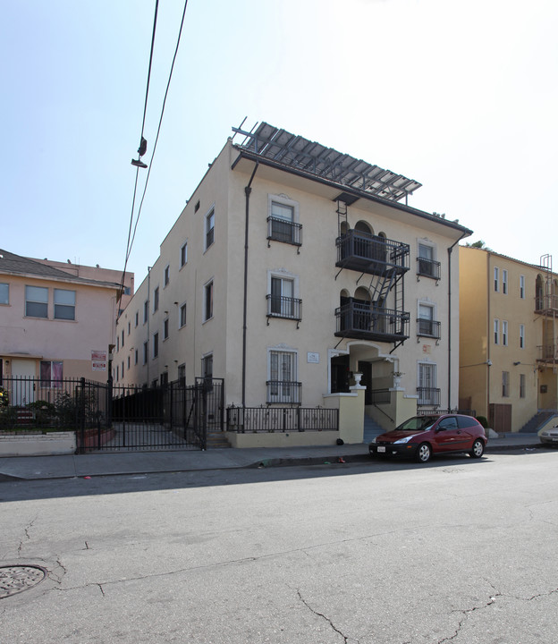 Queen Apartments in Los Angeles, CA - Building Photo