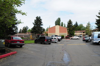 Willow Lake Apartments in Seatac, WA - Building Photo - Building Photo