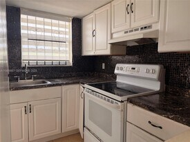 13725 NE 6th Ave in North Miami, FL - Building Photo