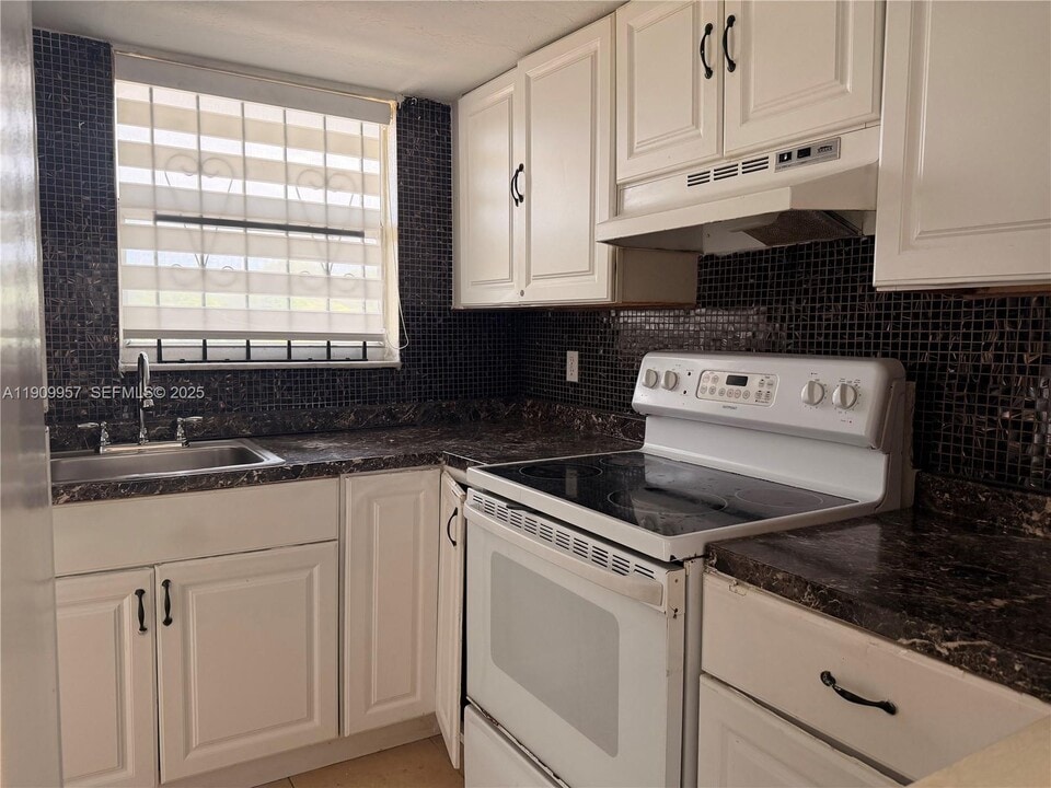 13725 NE 6th Ave in North Miami, FL - Building Photo