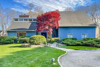 1 Brightfield Ln in Westport, CT - Foto de edificio - Building Photo