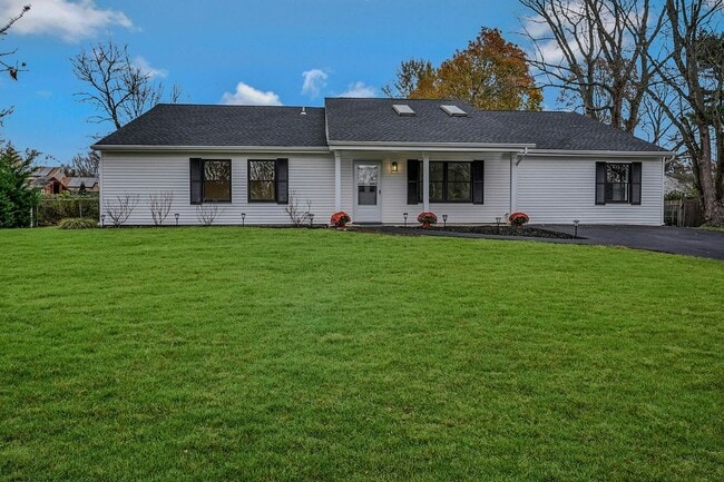 21 Crater Lake Dr in Coram, NY - Foto de edificio - Building Photo