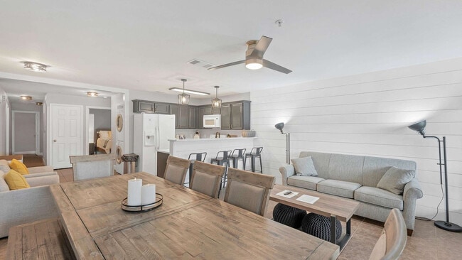 730 E Mather St in New Braunfels, TX - Foto de edificio - Building Photo