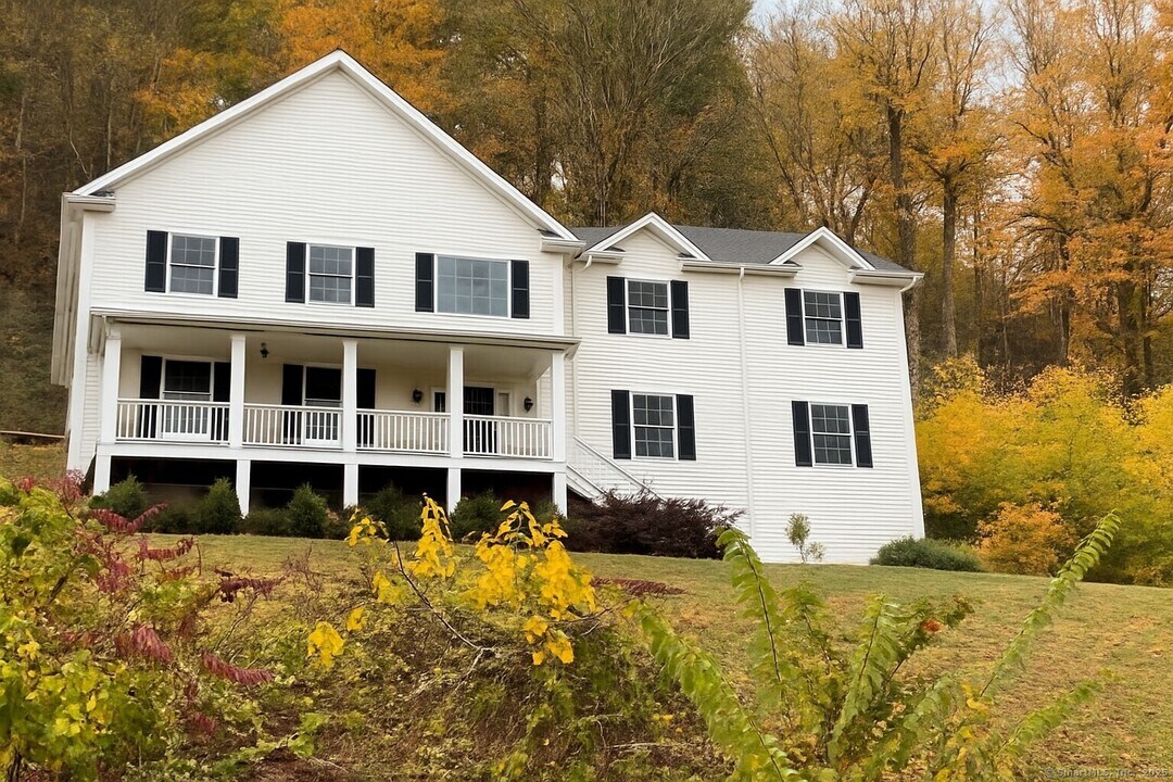 71 Ledges Rd in Ridgefield, CT - Foto de edificio