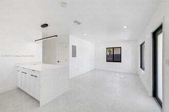 1713 Lauderdale Manor Dr in Fort Lauderdale, FL - Foto de edificio - Building Photo