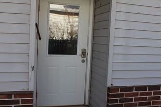 1008 Elmwood Ave, Unit B in Oshkosh, WI - Foto de edificio - Building Photo