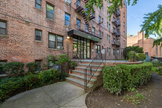 The Warwick in Forest Hills, NY - Building Photo - Building Photo